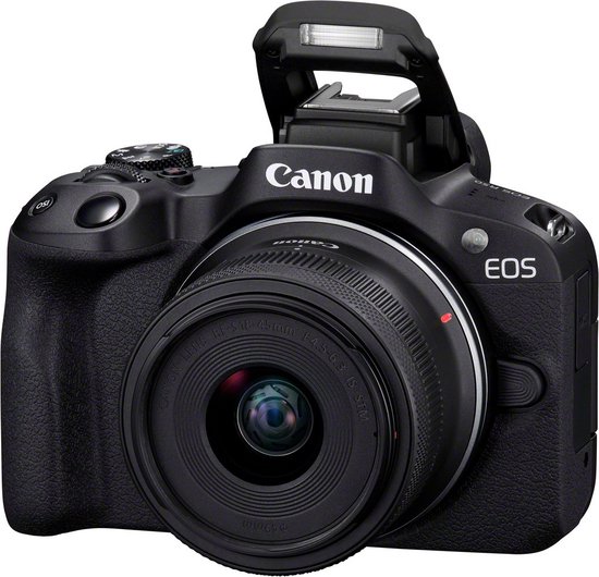 Zwarte Canon EOS R50 systeemcamera met RF-S 18-45mm IS STM lens en opgeklapte flitser.