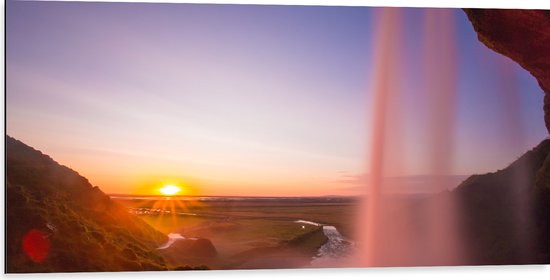 Dibond - Achter een Waterval in het Natuur Landschap van IJsland - 100x50 cm Foto op Aluminium (Met Ophangsysteem)