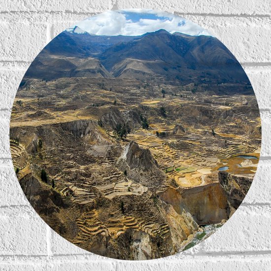 WallClassics - Muursticker Cirkel - Uitzicht over Bergen in Peru - 40x40 cm Foto op Muursticker