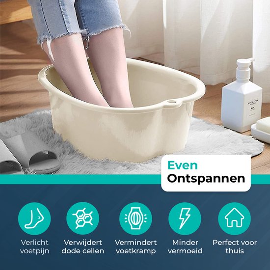 Een persoon met voeten in een crèmekleurig voetenbad, 'Even Ontspannen' is de tekst.