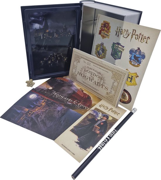 Open verzamelbox met Harry Potter briefpapier: Hogwarts Express poster, een spreuk en Huiswapens.