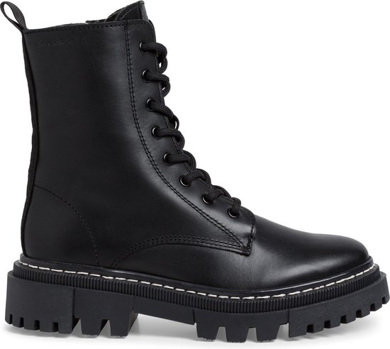 Zwarte Tamaris leren veterlaars met witte stiksels en dikke profielzool.