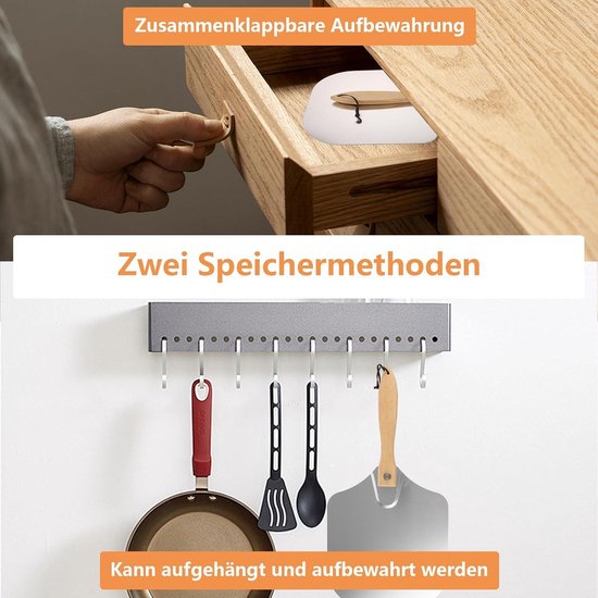 Pizzaschep opgeborgen in een lade en opgehangen aan een rek, met een opengeklapt houten handvat.
