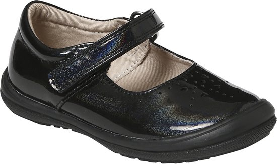Zwarte lakleren ballerina met glitterdetails en klittenbandsluiting. Ronde neus met perforaties.