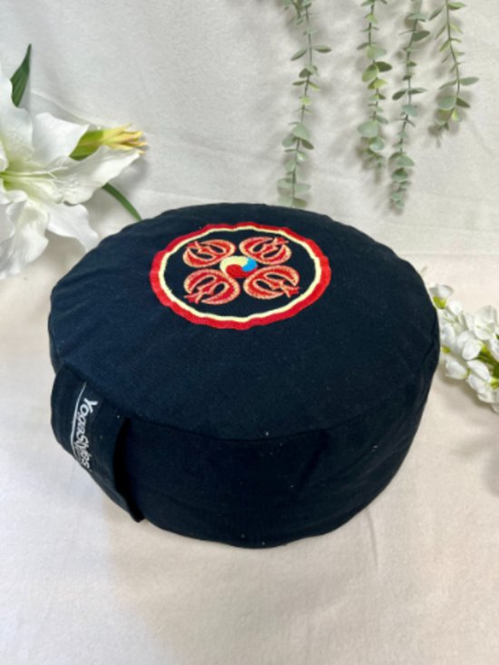 YogaStyles meditatiekussen Symbolic - dubbele vajra - zwart & rood van YogaStyles — afbeelding 4