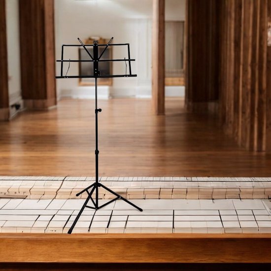 Zwarte muziekstandaard in een ruime kamer met houten vloer en pilaren.