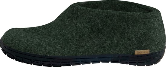 Zijanzicht van een donkergroene Glerups slipper met een zwarte zool en een houten label.