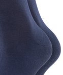 Twee donkerblauwe sokken van Esprit, gemaakt van biologisch katoen.