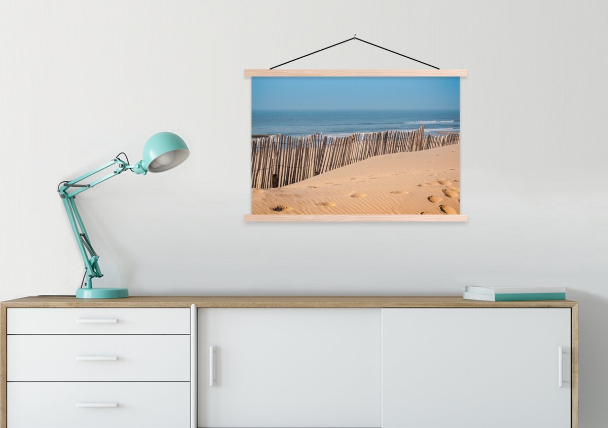 Posterhanger incl. Poster 90x60 cm - Schoolplaat - Strand - Zee - Palen - Textielposter - 