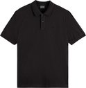 Zwarte poloshirt met korte mouwen en een geborduurd logo op de borst.