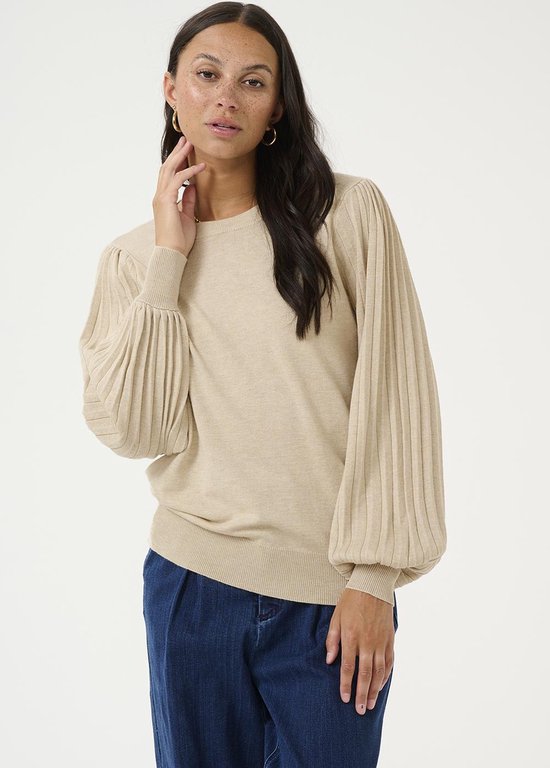 Lichtbeige gebreide trui met gedetailleerde pofmouwen, gedragen door een vrouw met gouden oorbellen.