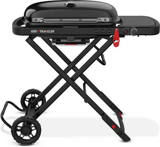 Zwarte Weber Traveler gasbarbecue Stealth-editie op een inklapbaar zwart onderstel met wielen.