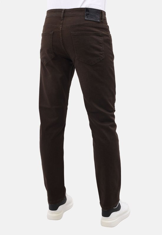 Achteraanzicht van een man in bruine regular fit jeans met witte sneakers.