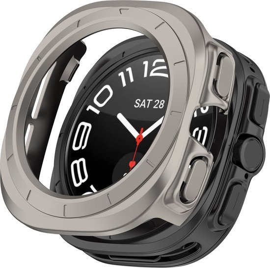 Titaniumkleurige ring met zijknoppen, geplaatst boven een zwarte smartwatch band met wijzerplaat.