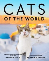 De cover van het boek 'Cats of the World' toont een kat met witte en bruine vlekken, zittend voor een dorpje met blauwe daken.