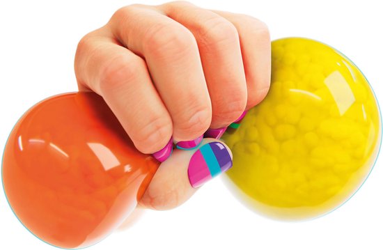 Hand met oranje en gele squishy ballen, met felgekleurde nagellak.