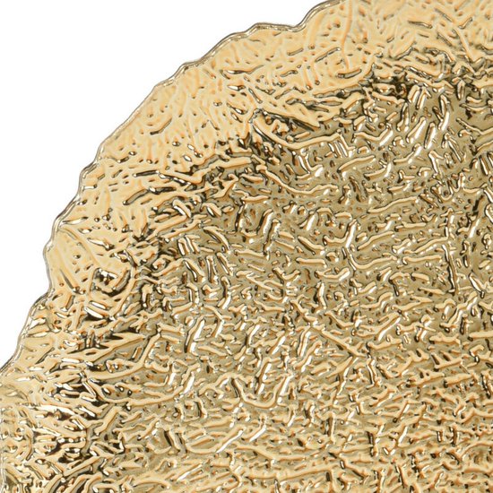 Detail van een gouden, ronde onderzetter met grof, reliëfachtig textuur.