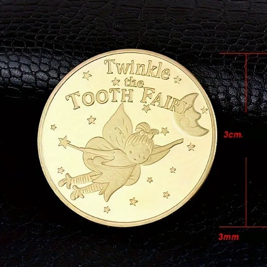 Gouden munt met de Tandfeë "Twinkle the Tooth Fairy" vliegend, omringd door sterren. Afmetingen: 3 cm diameter, 3 mm dik.