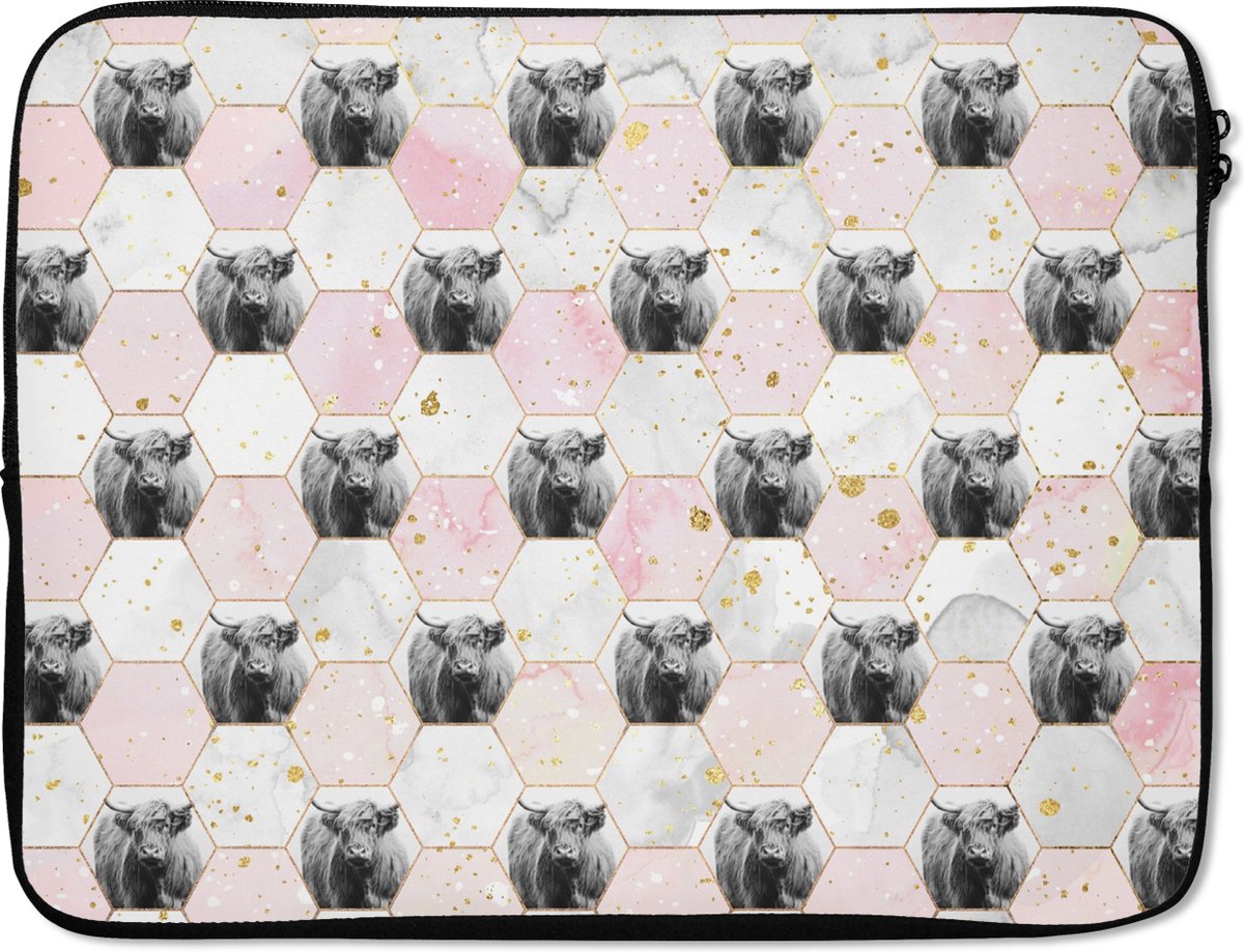 Laptophoes 17 inch - Schotse hooglander - Marmer print - Zwart - Wit - Laptop sleeve - Binnenmaat 41x28 cm - Zwarte achterkant