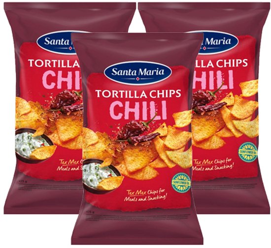 Santa Maria Tortilla Chips Chili. Trois sacs de chips tortilla avec une image de piments et de sauce dip.