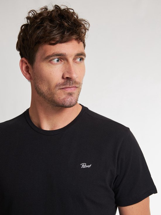 Zwarte regular fit T-shirt met korte mouwen en een kleine witte 'Petrol' tekst opdruk op de linkerborst.