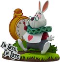 Witte konijn met bril en klok, met de tekst 'I'm Late, I'm Late'.