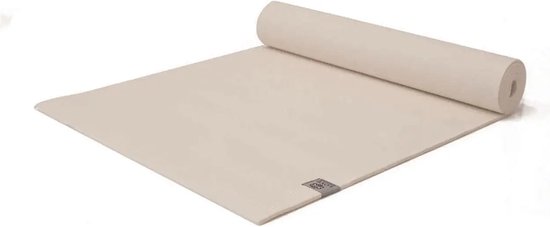Beige yogamat, deels opgerold, met een subtiel ribbelpatroon en een grijs label.