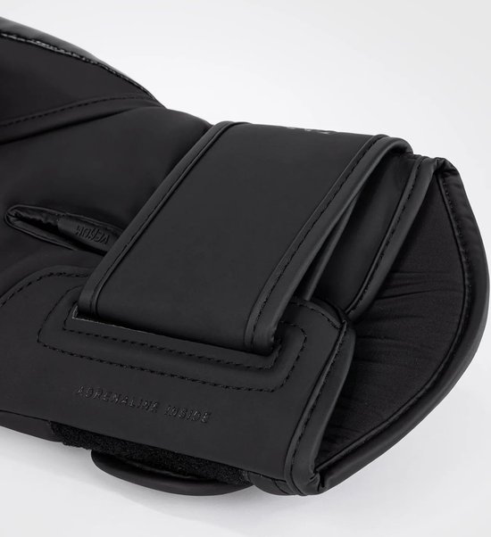 Zwarte boksring met klittenbandsluiting en opdruk 'Adrenaline Inside'.