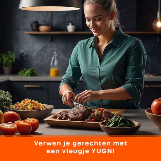 Een vrouw snijdt een biefstuk in een moderne keuken, met salade en groenten op de achtergrond. Tekst: Verwen je gerechten met een vleugje YUGN!