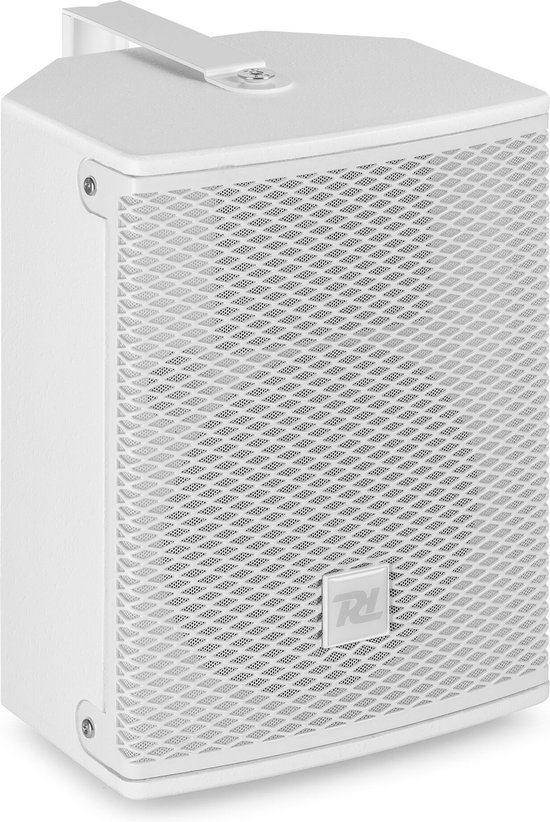 Compacte witte luidspreker met grill en logo aan de voorkant, en een beugel aan de bovenkant.