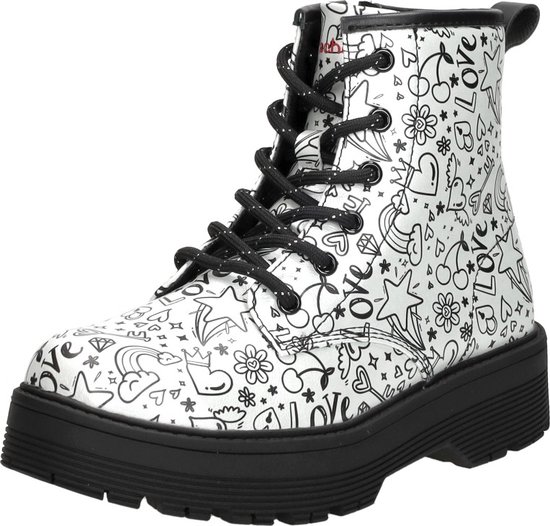 Zilveren laars met veters, bedekt met zwart-witte doodle-print, met hartjes, sterren en de tekst 'love'. Zwarte plateauzool.