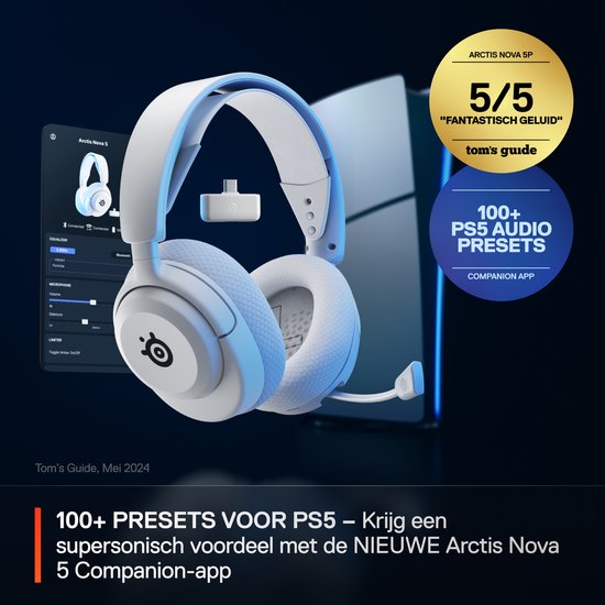 Witte Steelseries Arctis Nova 5P headset naast een PS5 en telefoon met "100+ PS5 Audio Presets" app.