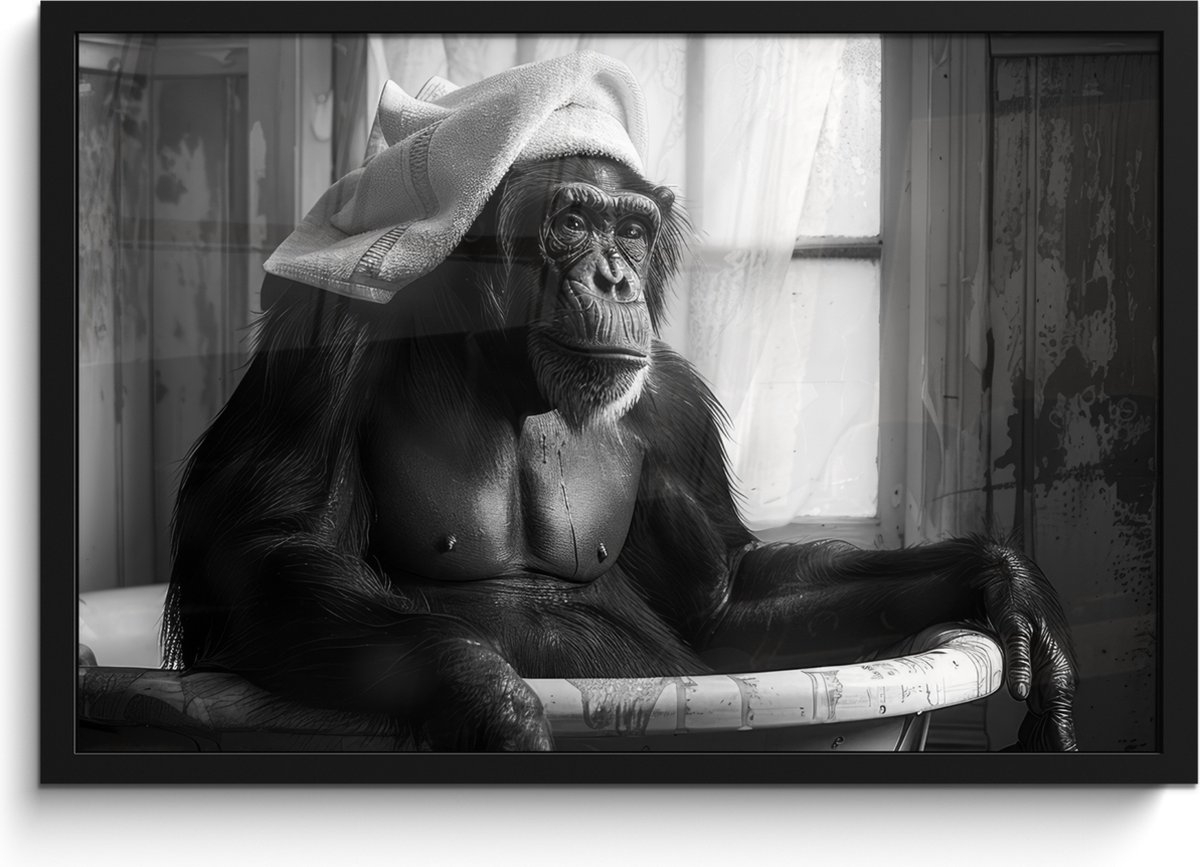 FrameYourWall Poster in lijst - Fotolijst 60x40 cm - Posters - Aap - Dier - Bad - Zwart - Wit - Humor - Posterlijst zwart - Wanddecoratie badkamer - Muurdecoratie WC - Decoratieve accessoires - Toilet muur decoratie Aap - WC
