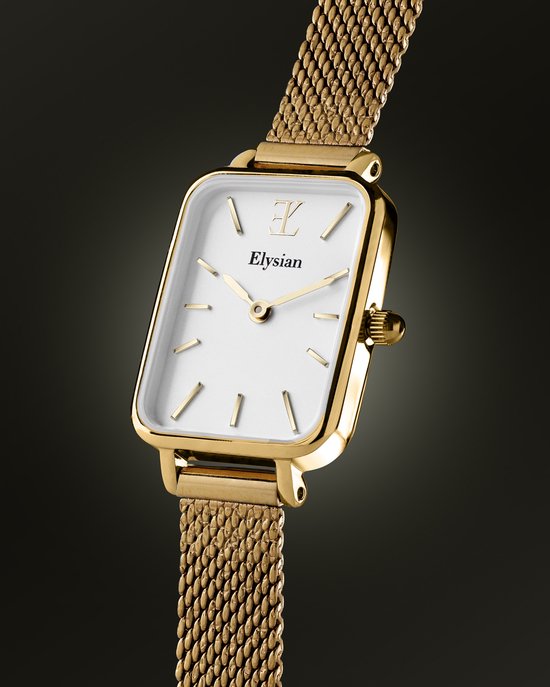 Gouden rechthoekig horloge met mesh band en witte wijzerplaat, tegen een donkere achtergrond.
