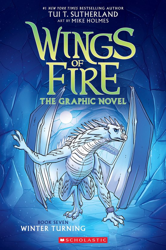 Couverture de "Wings of Fire: The Graphic Novel - Book Seven Winter Turning". Un dragon blanc aux yeux bleus se tient dans une grotte bleue. Le titre est en lettres jaunes.