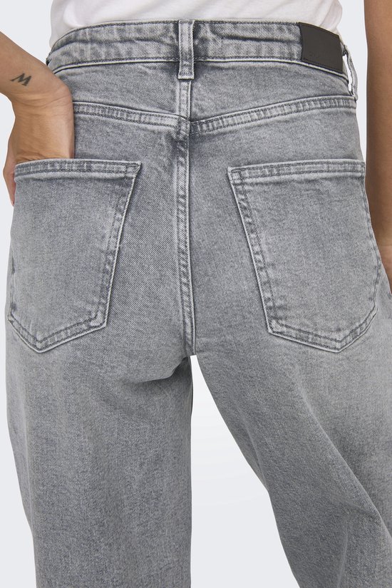 Achterkant van een grijze jeans met wijde pijpen en twee achterzakken.
