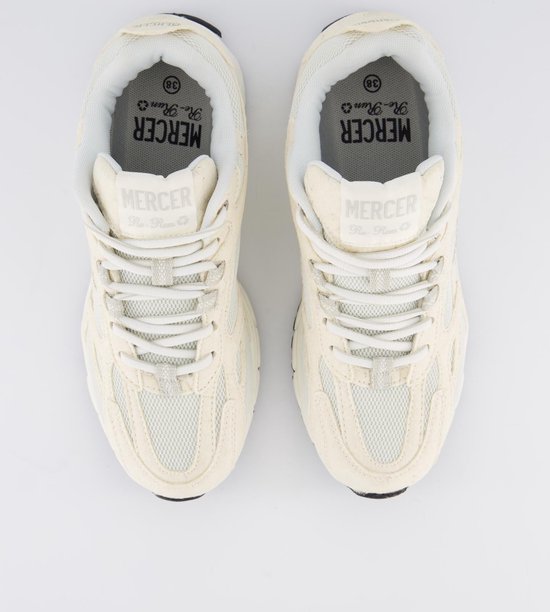 Bovenaanzicht van crème Mercer sneakers. "MERCER Re-Run Pineapple" op de binnenzolen.