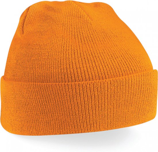 Oranje gebreide muts met omgeslagen rand.