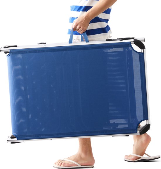 Een strandstoel met een blauw en roze gestreepte hoes. | Premium Vector