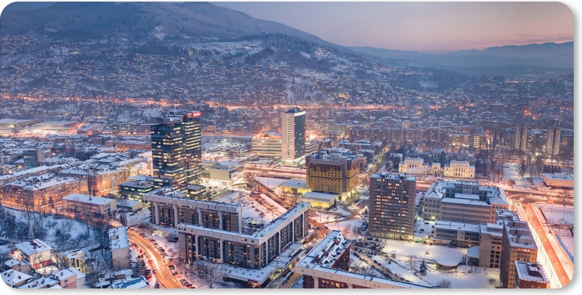 Muismat XXL 120x60 cm - Bureau onderlegger - Bureau mat Straatbeeld van Sarajevo en berg met sneeuw in Bosnië en Herzegovina - Bureaumat - Gaming mousepad xl - Bureaulegger groot - Computer deskmat