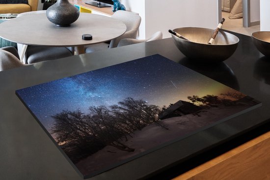 KitchenYeah® Inductie beschermer 81.6x52.7 cm - Sterrenhemel - Landschap - Zweden - Sneeuw - Winter - Kookplaataccessoires - Afdekplaat voor kookplaat - Inductiebeschermer - Inductiemat - Inductieplaat mat