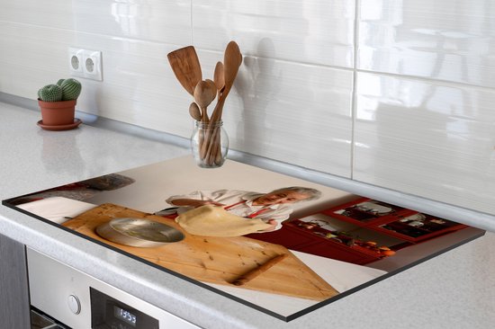 KitchenYeah® Inductie beschermer 81.6x52.7 cm - Oudere Italiaanse vrouw maakt pizza - Kookplaataccessoires - Afdekplaat voor kookplaat - Inductiebeschermer - Inductiemat - Inductieplaat mat