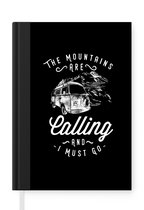 Notitieboek - Schrijfboek - Quote "The mountains are calling" op een zwarte achtergrond - Notitieboekje klein - A5 formaat - Schrijfblok
