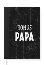Notitieboek - Schrijfboek - Vaderdag - Bonus Papa - Cadeau - Quote - Sreuken - Notitieboekje klein - A5 formaat - Schrijfblok - Vaderdag cadeautje - Cadeau voor vader en papa