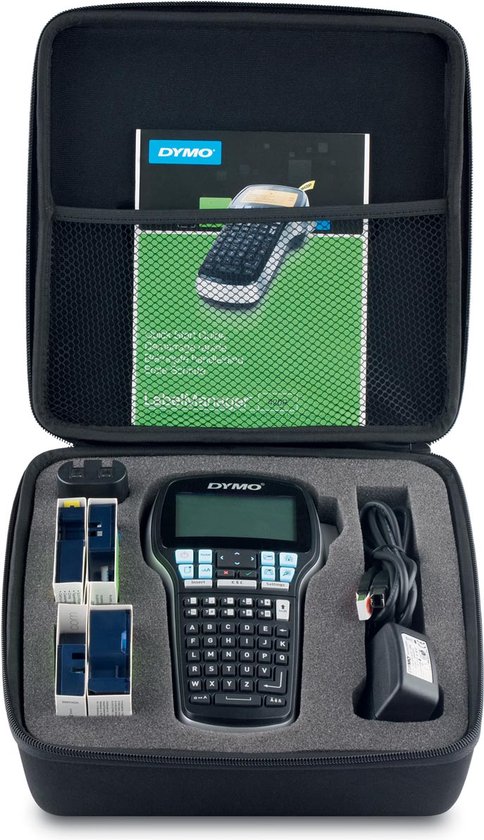 Grijze DYMO labelmaker met accessoires in een zwarte draagkoffer.