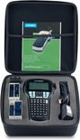 Grijze DYMO labelmaker met accessoires in een zwarte draagkoffer.