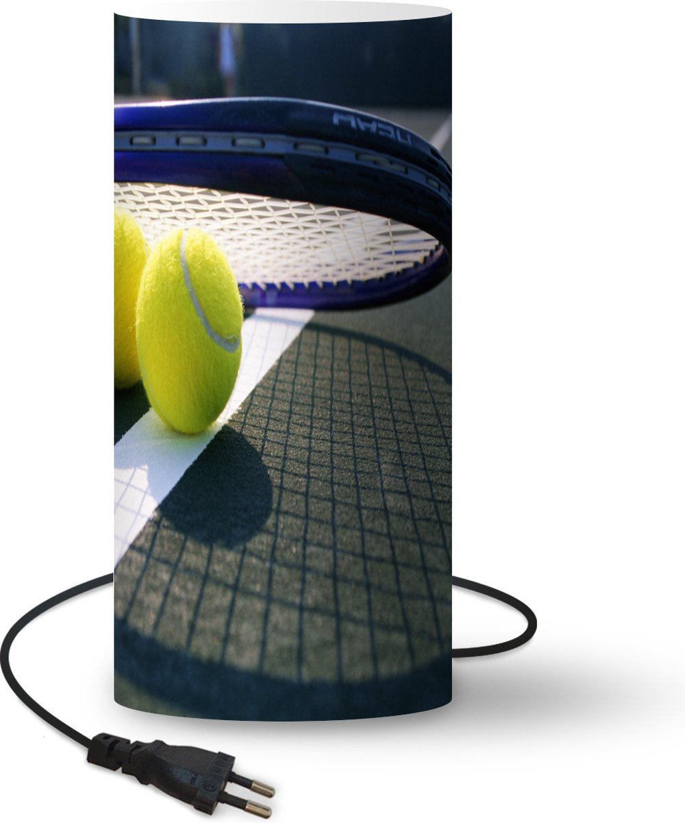 Lamp - Nachtlampje - Tafellamp slaapkamer - Tennisballen en tennisracket - 54 cm hoog - Ø24.8 cm - Inclusief LED lamp