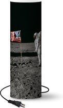Lamp - Nachtlampje - Tafellamp slaapkamer - Astronaut - Maan - Vlag - 50 cm hoog - Ø15.9 cm - Inclusief LED lamp