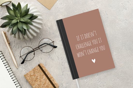 Notitieboek - Schrijfboek - Engelse quote "If it doesn't challenge you it won't change you" op een bruine achtergrond - Notitieboekje klein - A5 formaat - Schrijfblok