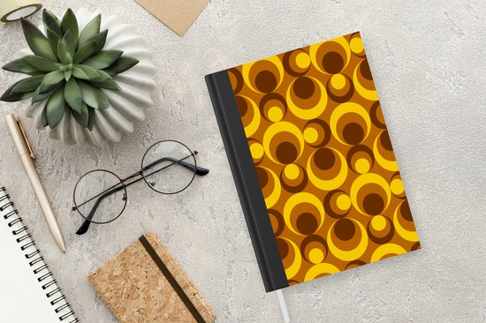 Notitieboek - Schrijfboek - Patronen - Retro - Bruin - Geel - Notitieboekje klein - A5 formaat - Schrijfblok